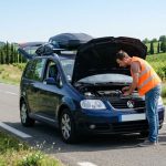 Panne de voiture sur la route des vacances les 3 gestes vitaux