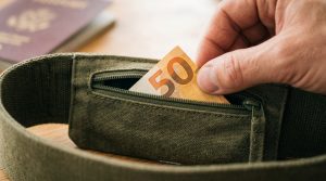 Pourquoi jai toujours 50 euros en cash planqués en voyage